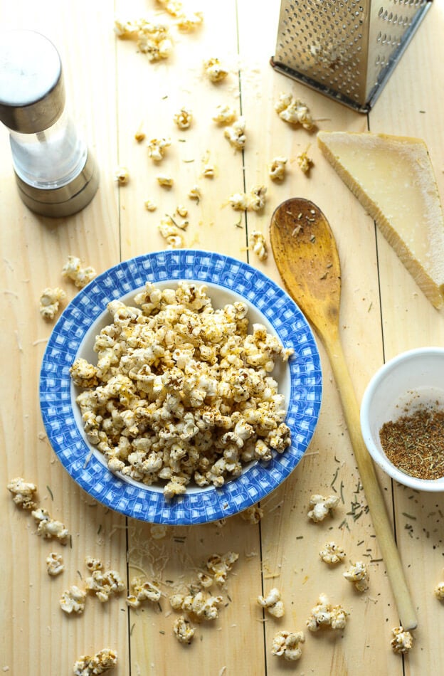 Easy Spicy Garlic Parmesan Popcorn: all you need is popping corn, olive oil and a special spice blend for a tasty, low-calorie treat!