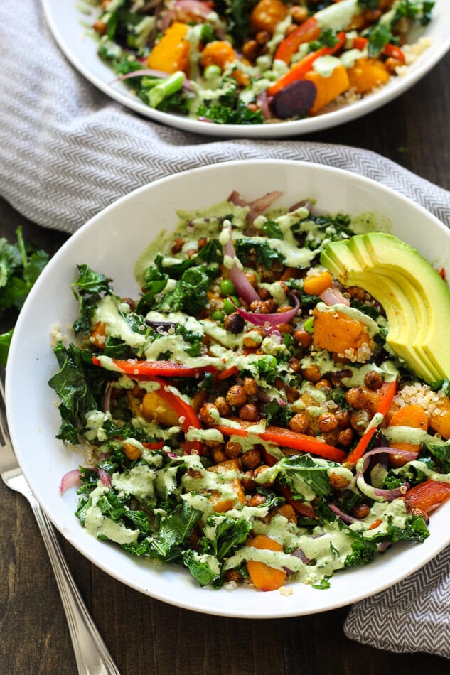 Bolle chaude de chou frisé et de quinoa au tahini + pois chiches grillés