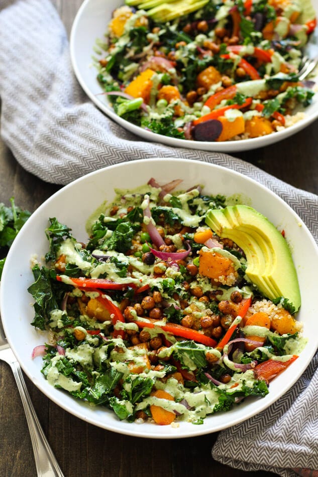 Warme Tahini Grünkohl-Quinoa-Schüssel mit gebratenen Kichererbsen