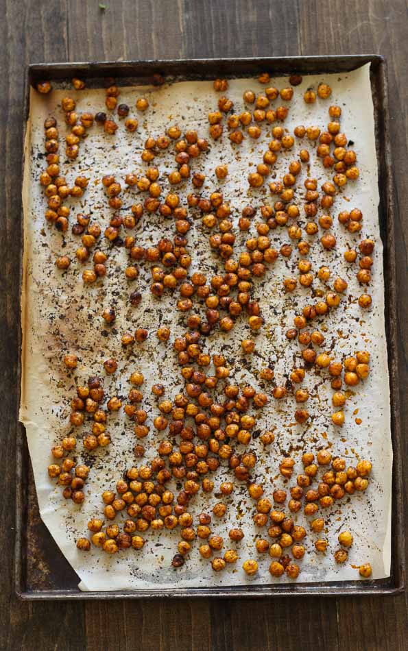 Tazón de col rizada y quinoa tibia con tahini + garbanzos asados