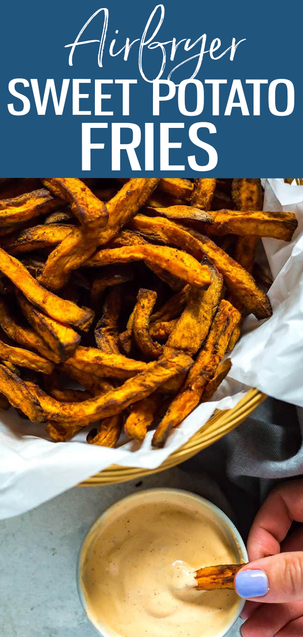 These Healthy Airfryer Sweet Potato Fries with chipotle dipping sauce are the ultimate fall side dish, and they're SO crispy! #airfryerrecipes #sweetpotatofries