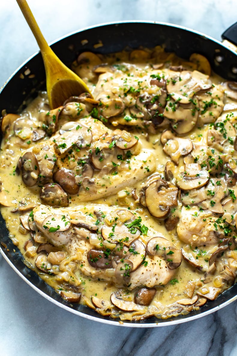 healthy Chicken Marsala jantar em uma frigideira grande