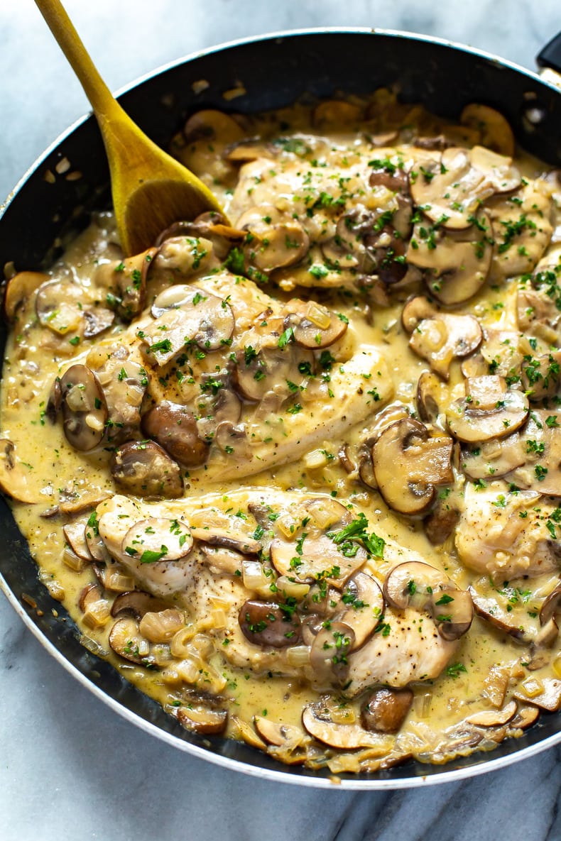 healthy chicken Marsala em uma frigideira