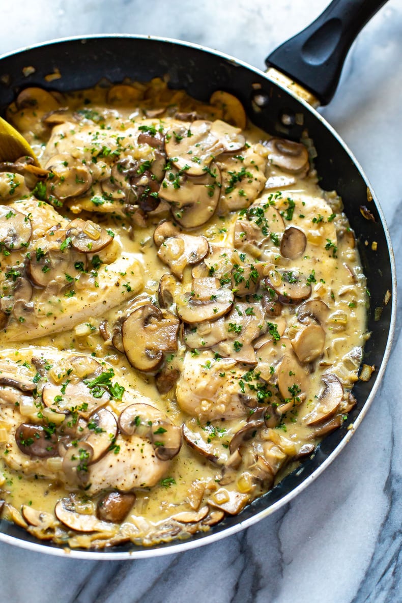 dîner à la poêle avec du poulet, des champignons et du vin