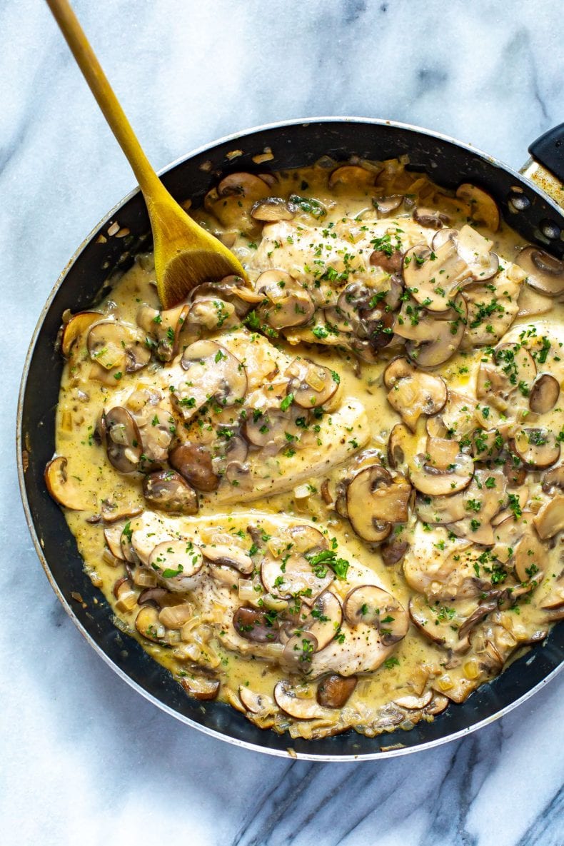 Skinny Easy Chicken Marsala într-o tigaie