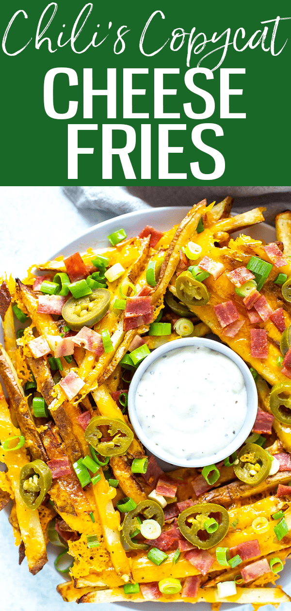 These Copycat Chili’s Texas Cheese Fries will satisfy all your cravings, made with homemade fries, crispy bacon and creamy ranch on the side. #chiliscopycat #cheesefries