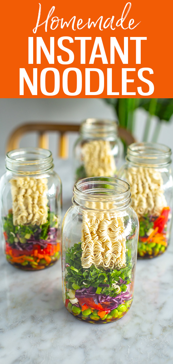 These healthy homemade instant noodles are an easy and delicious vegetarian lunch idea! Prep them in mason jars then just add water! #instantnoodles